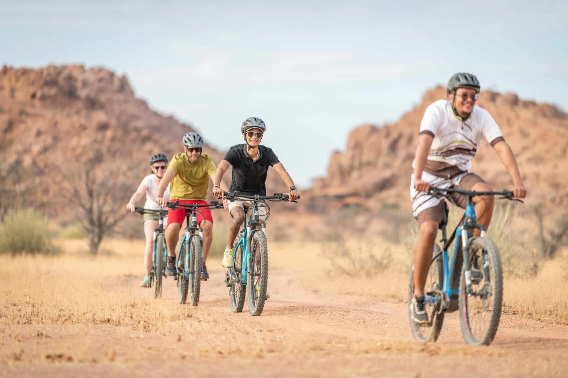 onduli-enclave-namibia-familienluxusreisen-thefamilyproject-biking