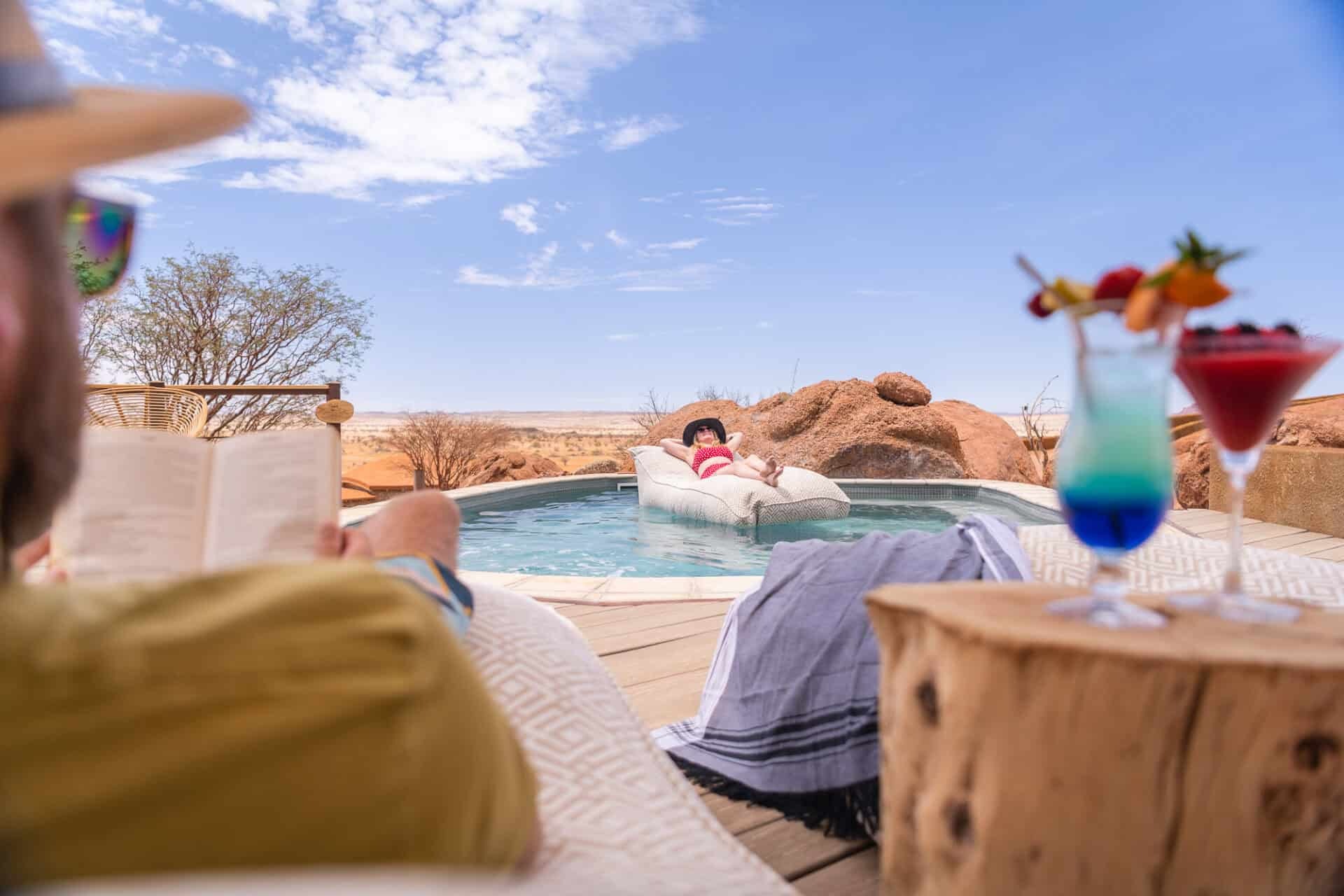 onduli-enclave-namibia-familienluxusreisen-thefamilyproject-pool-ausblick