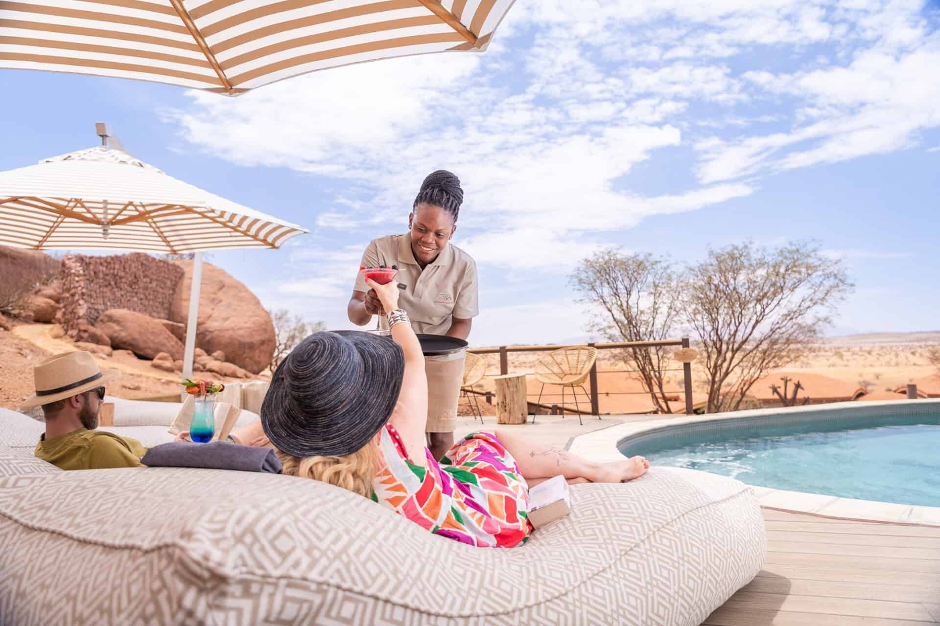 onduli-enclave-namibia-familienluxusreisen-thefamilyproject-poolservice