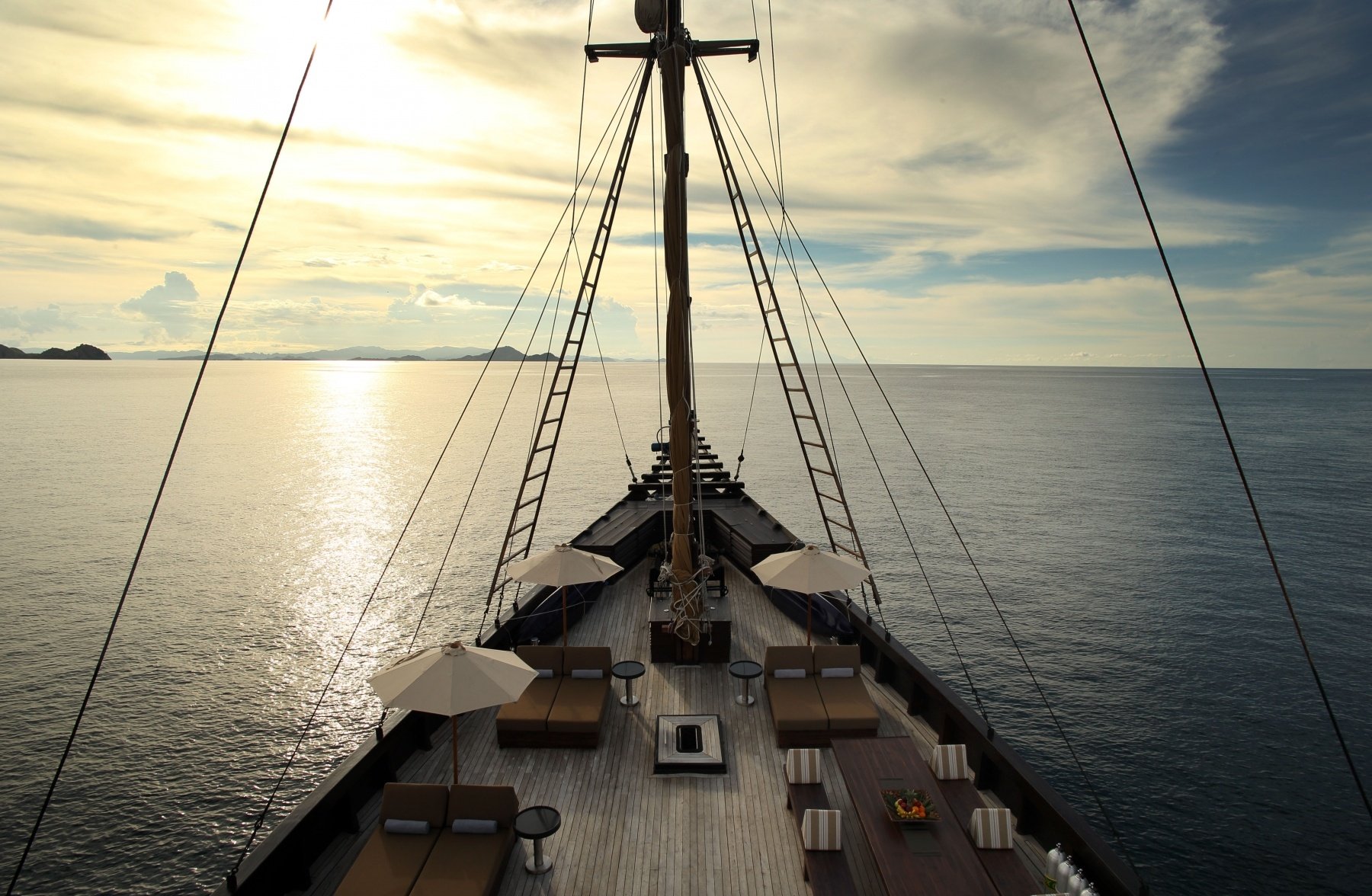 Alila Purnama Private Yacht Indonesien Familienluxusreisen TheFamilyProject Deck