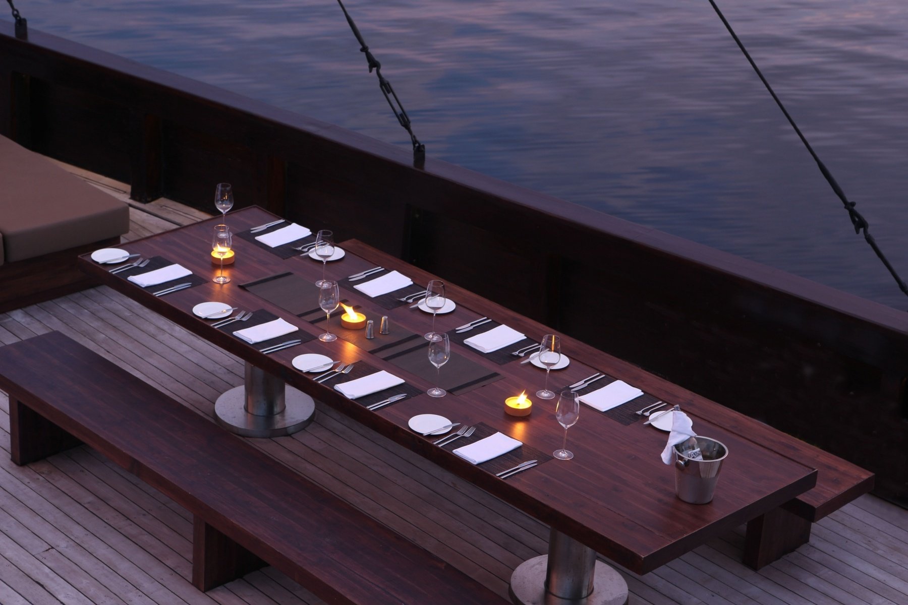 Alila Purnama Private Yacht Indonesien Familienluxusreisen TheFamilyProject Dining Event