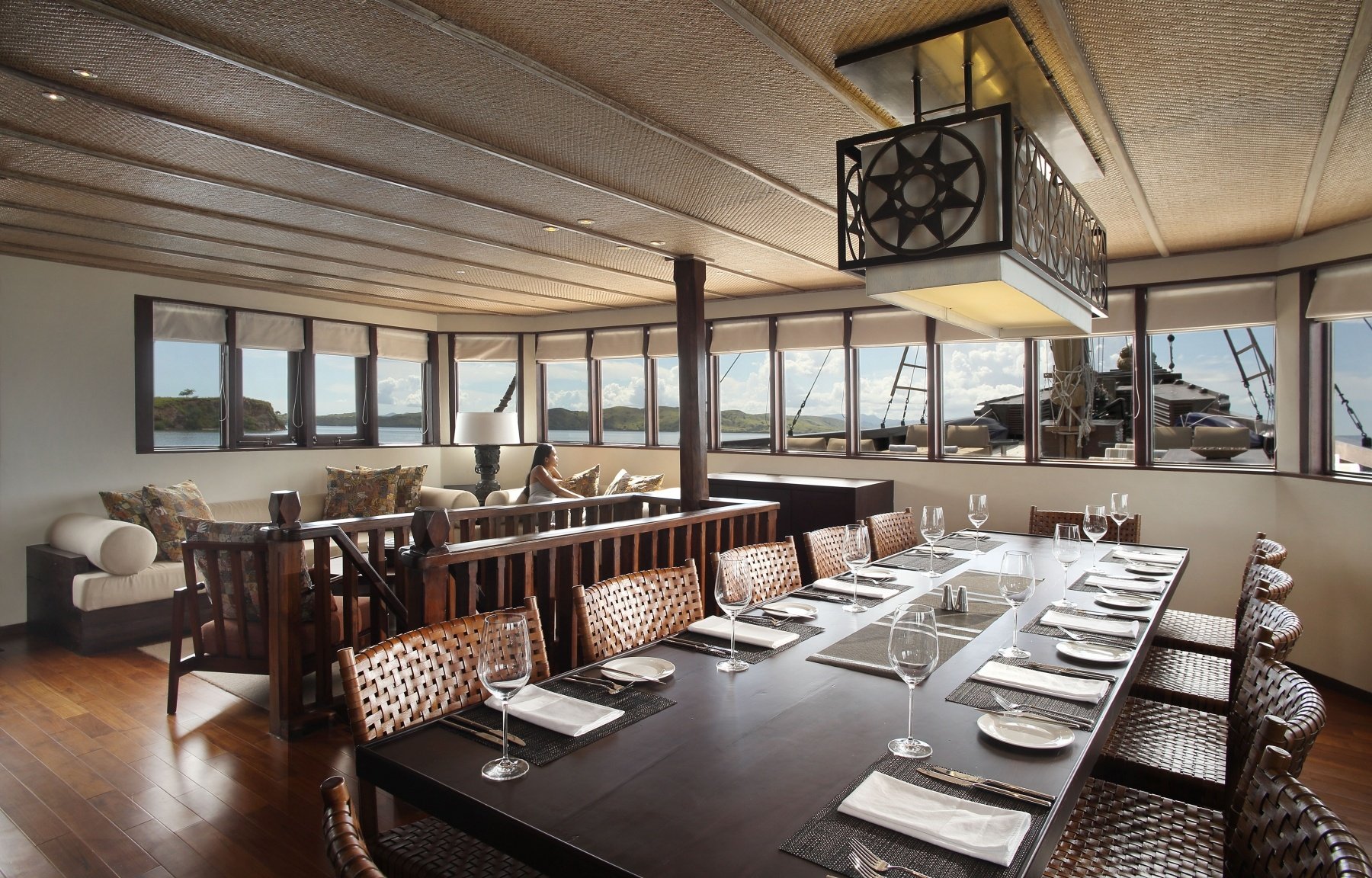 Alila Purnama Private Yacht Indonesien Familienluxusreisen TheFamilyProject Lounge