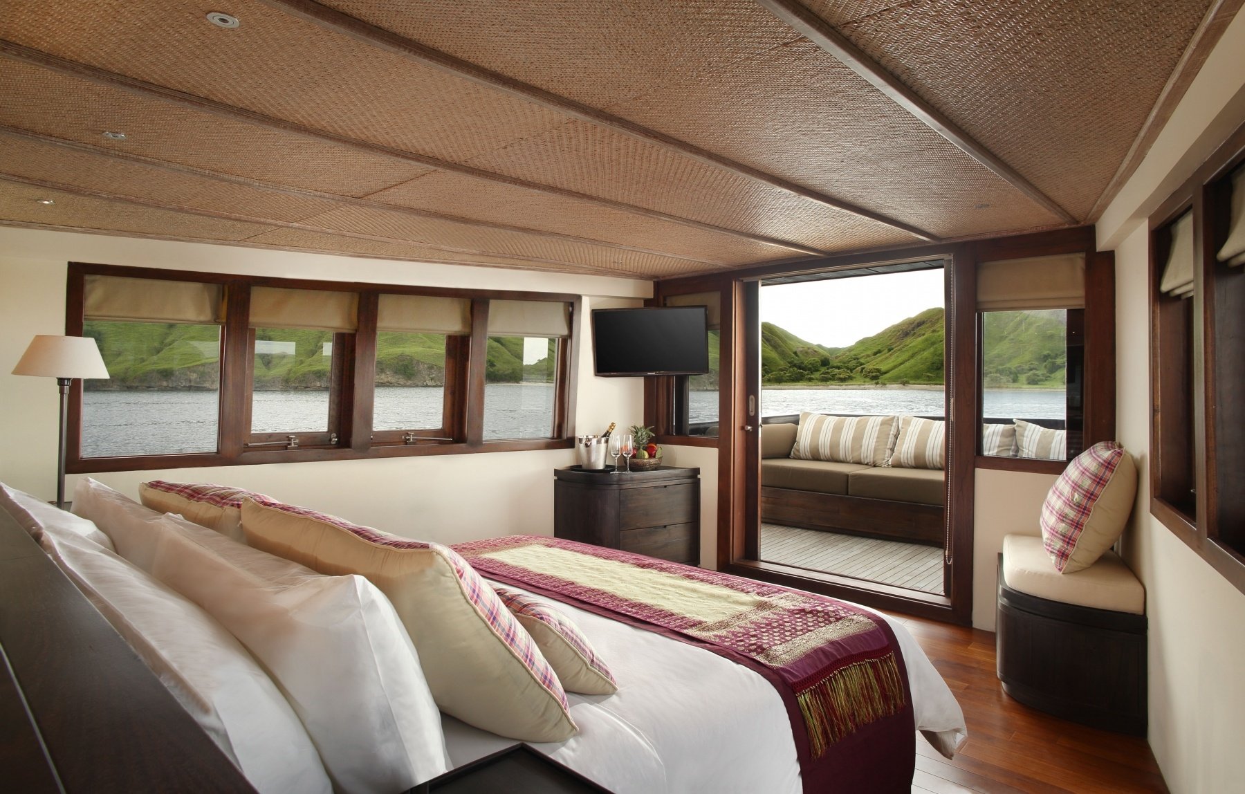 Alila Purnama Private Yacht Indonesien Familienluxusreisen TheFamilyProject Master Suite