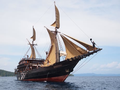 Alila Purnama Private Yacht Indonesien Familienluxusreisen TheFamilyProject Segelboot