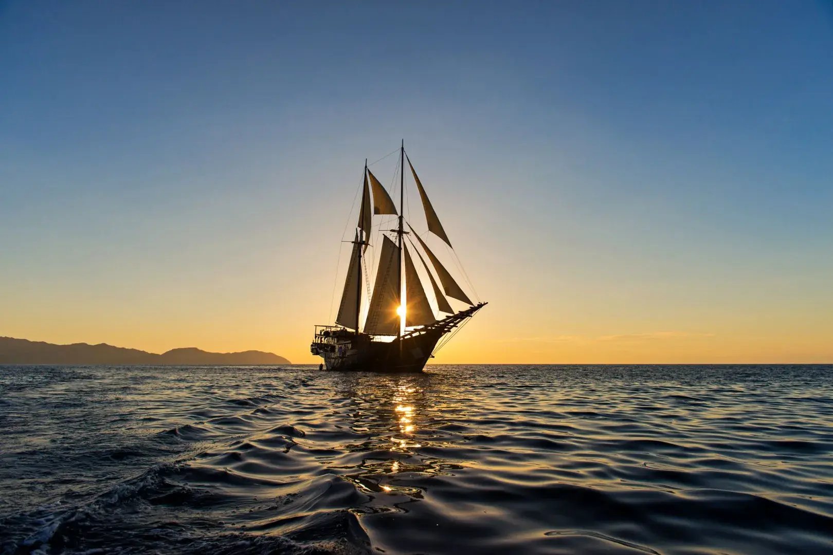Amandira Yacht von aussen am Meer