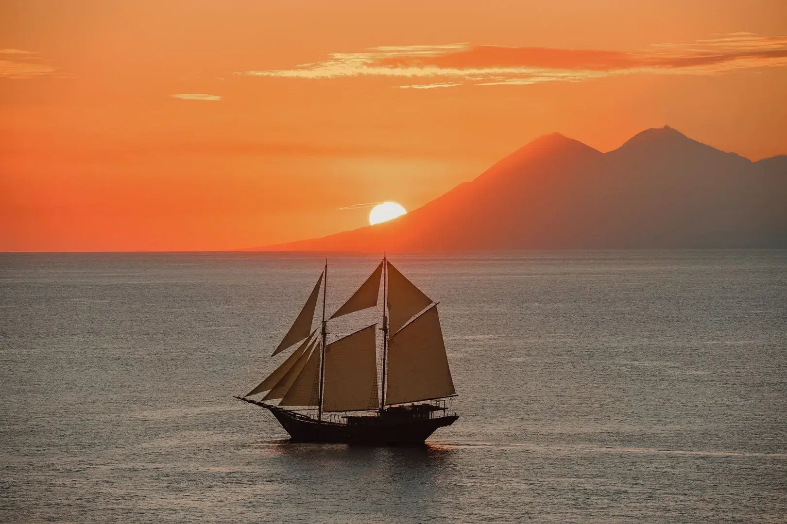 Amandira private Yacht im Sonnenuntergang