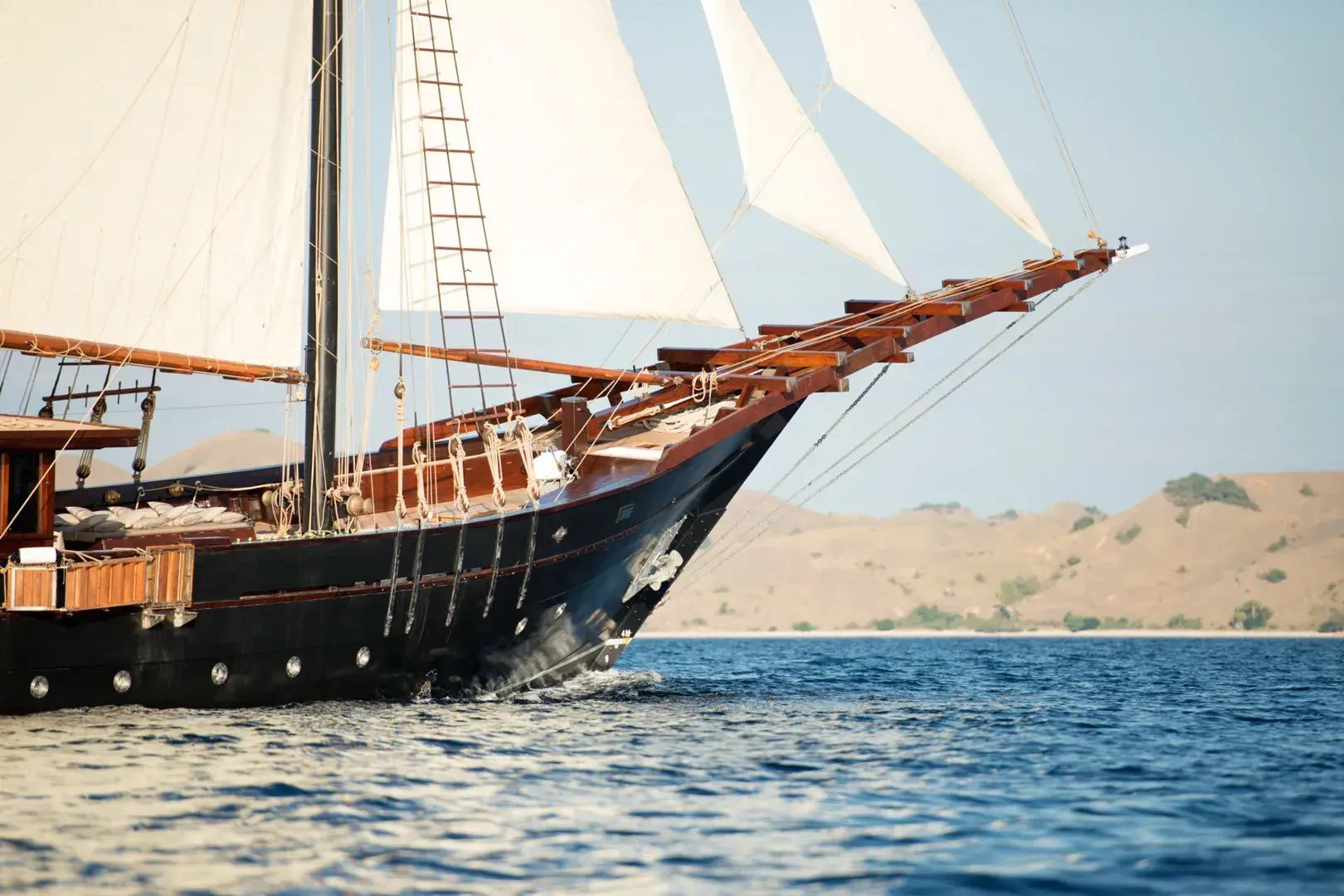 Bild der privaten Amandira Luxus Yacht im Meer vor einer Küste