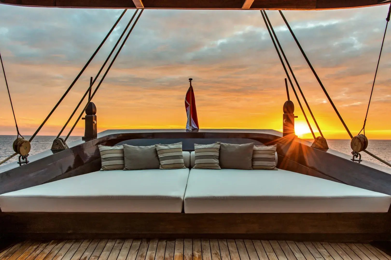 Amandira Sonnendeck im Sonnenuntergang