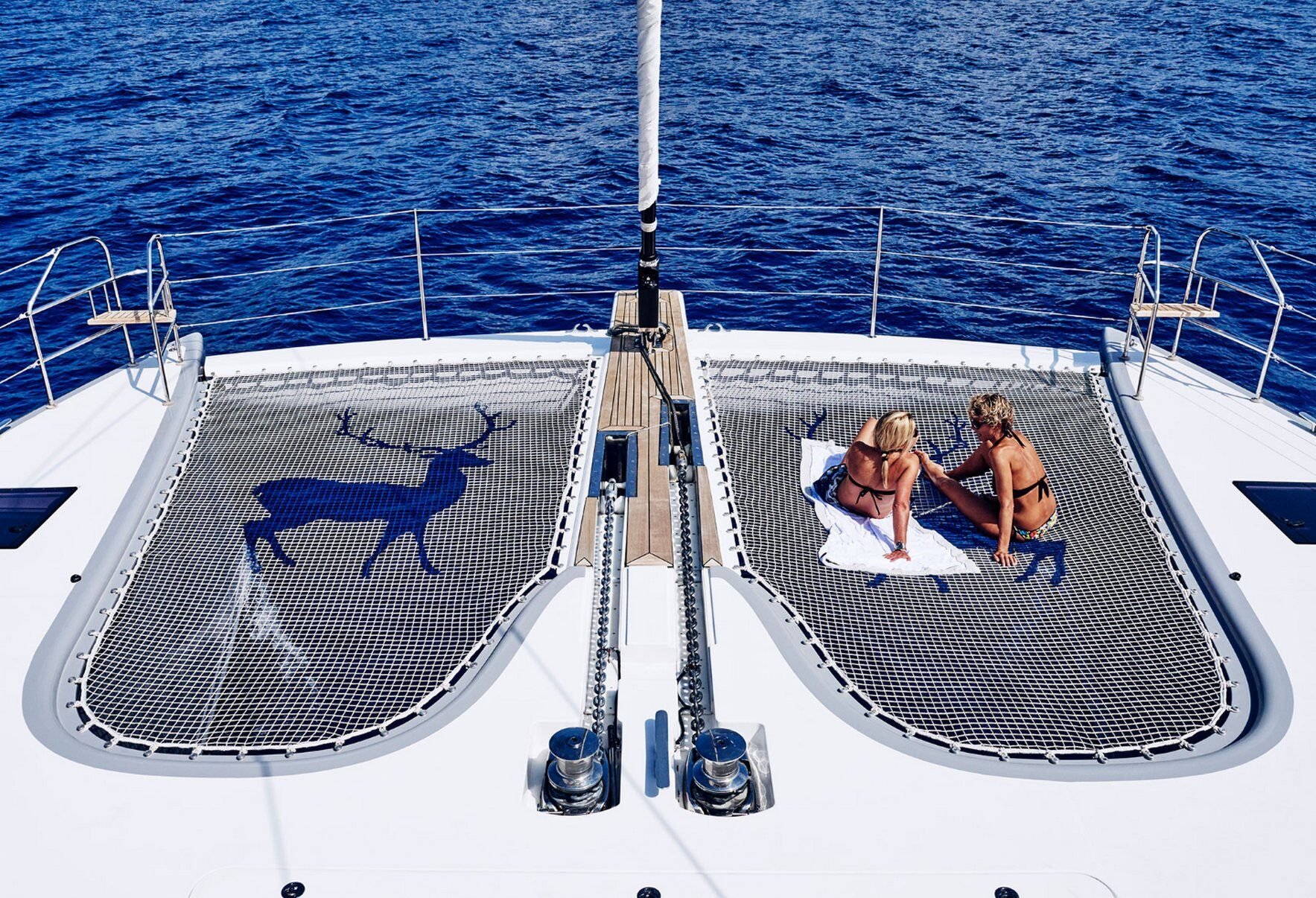Blue Deer Trampoline über dem Meer 
