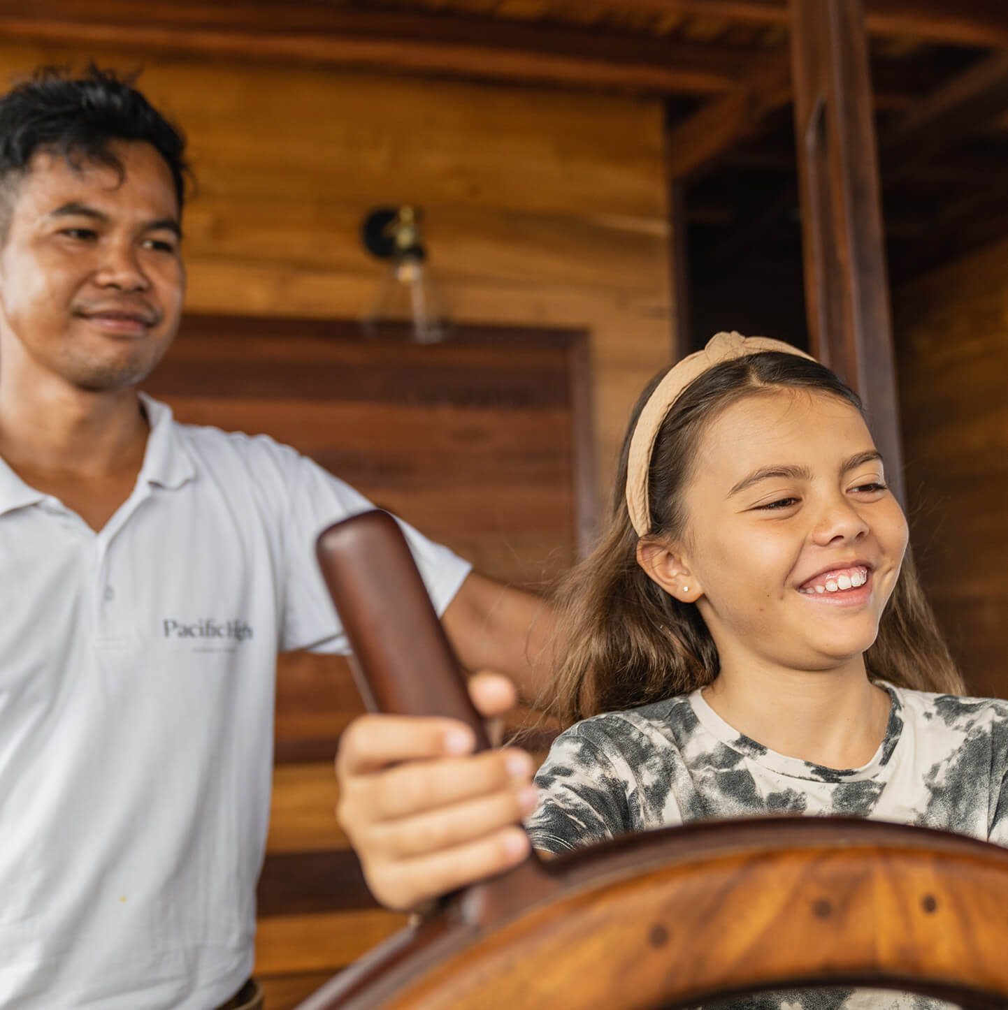dewata-yacht-pacifichighcruises-familienluxusreisen-thefamilyproject-captain