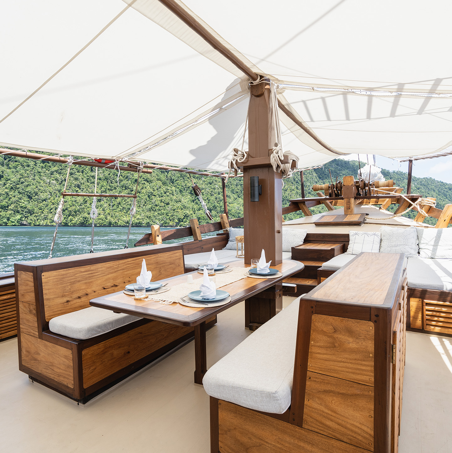 dewata-yacht-pacifichighcruises-familienluxusreisen-thefamilyproject-foredecks