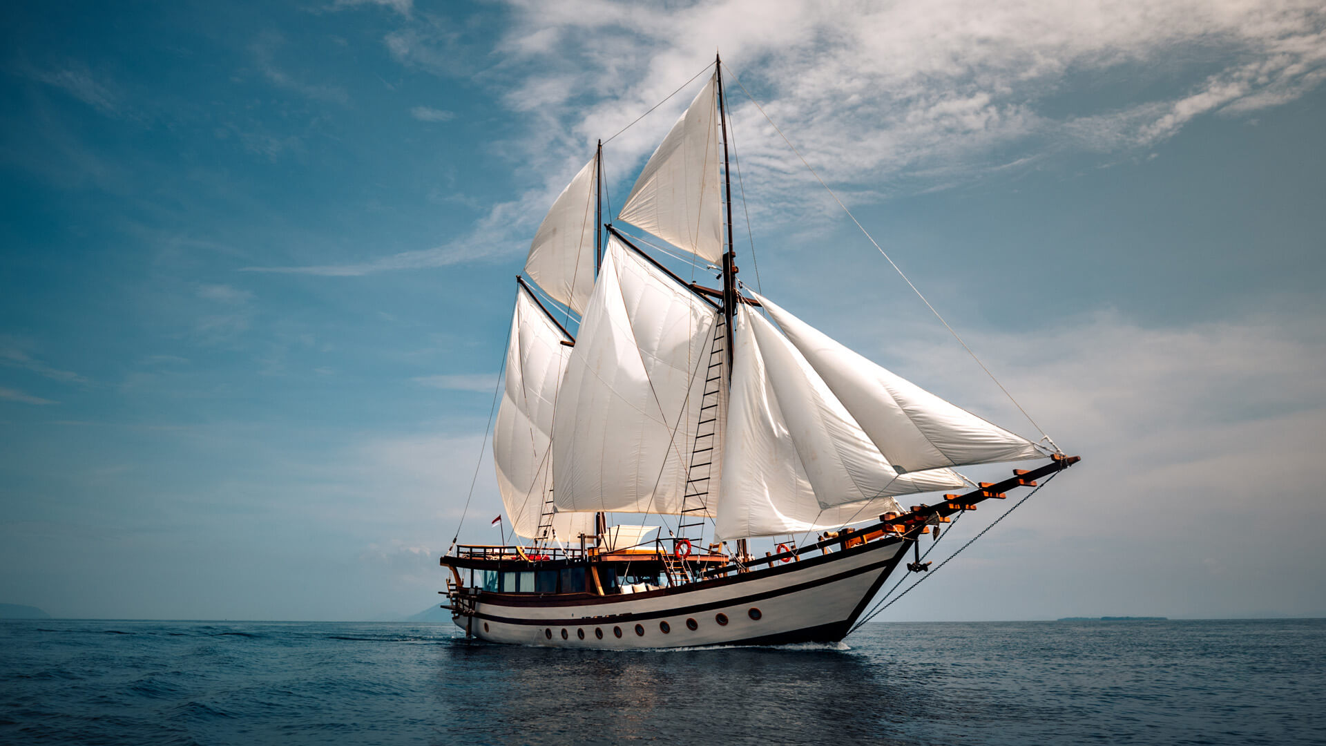 dewata-yacht-pacifichighcruises-familienluxusreisen-thefamilyproject-sailing