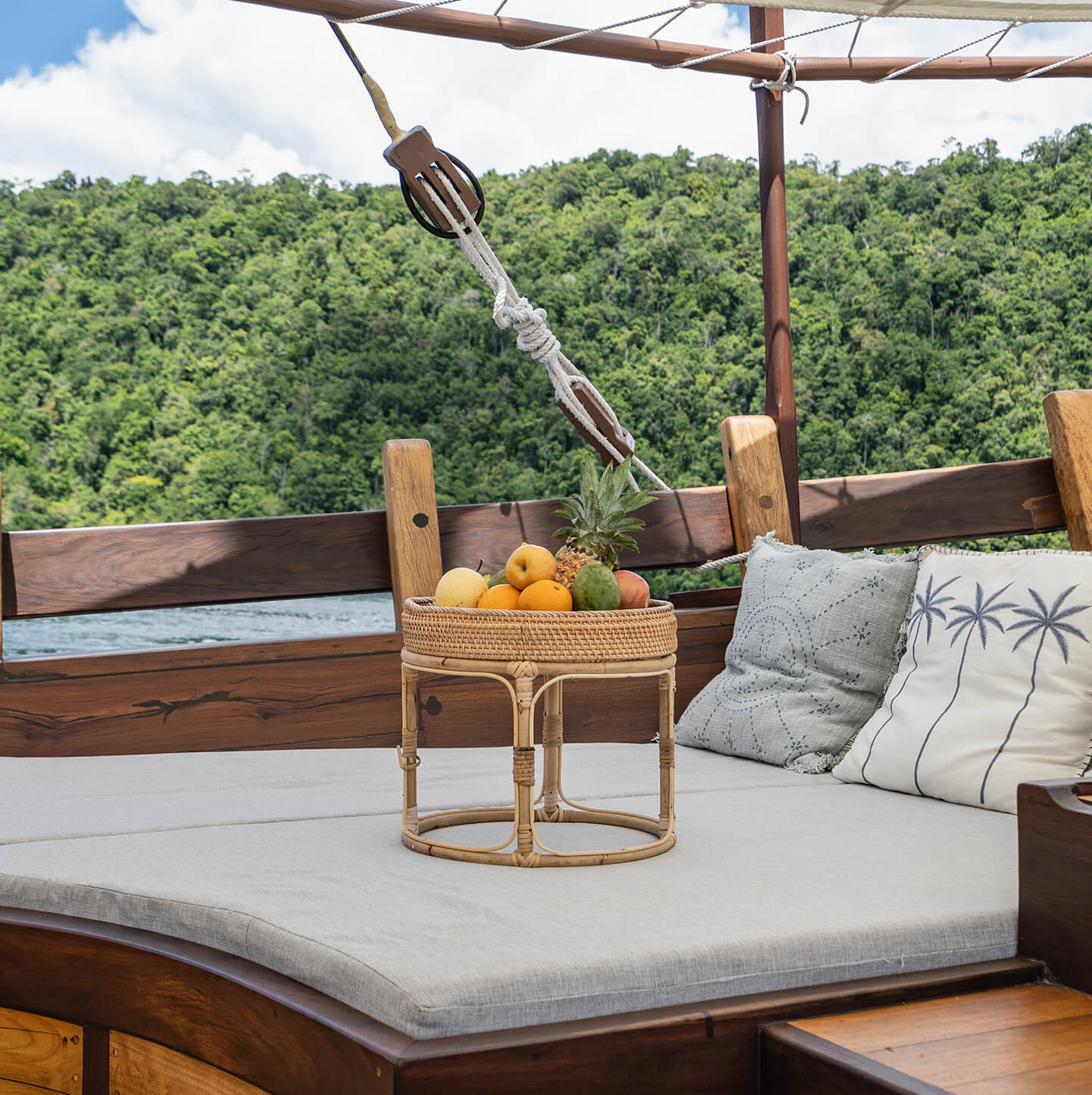 dewata-yacht-pacifichighcruises-familienluxusreisen-thefamilyproject-sunbeds