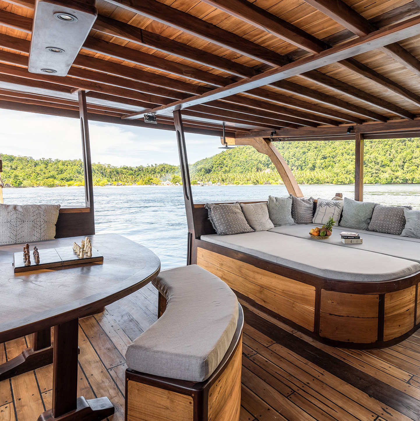 dewata-yacht-pacifichighcruises-familienluxusreisen-thefamilyproject-terrace