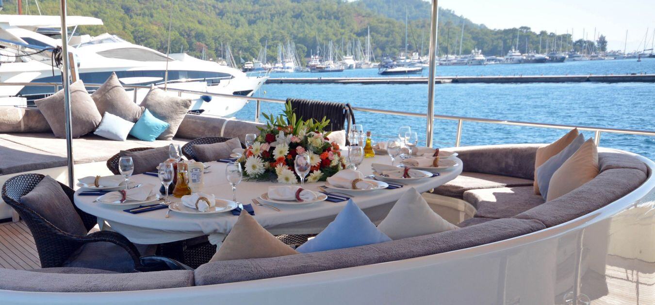 Dolce Mare gedecker Esstisch auf dem Deck 