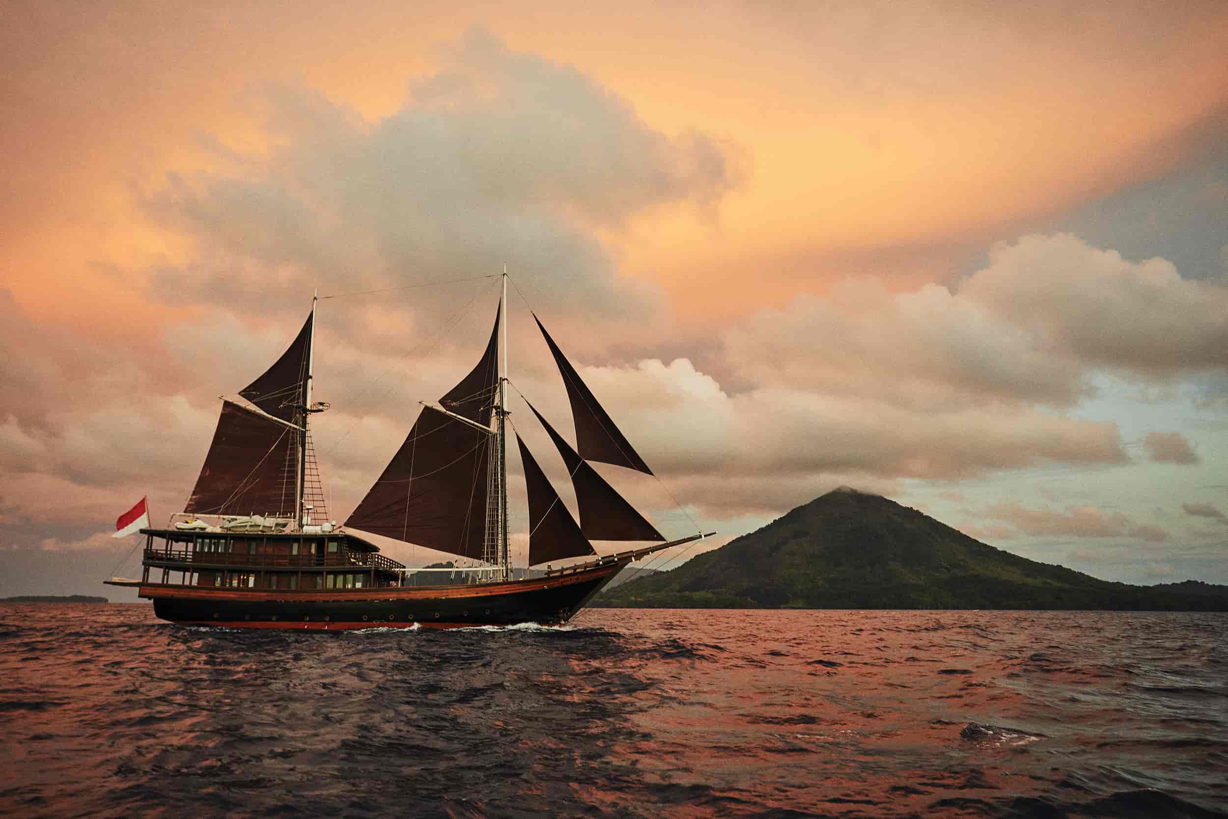 Dunia Baru Segelyacht bei Sonnenuntergang