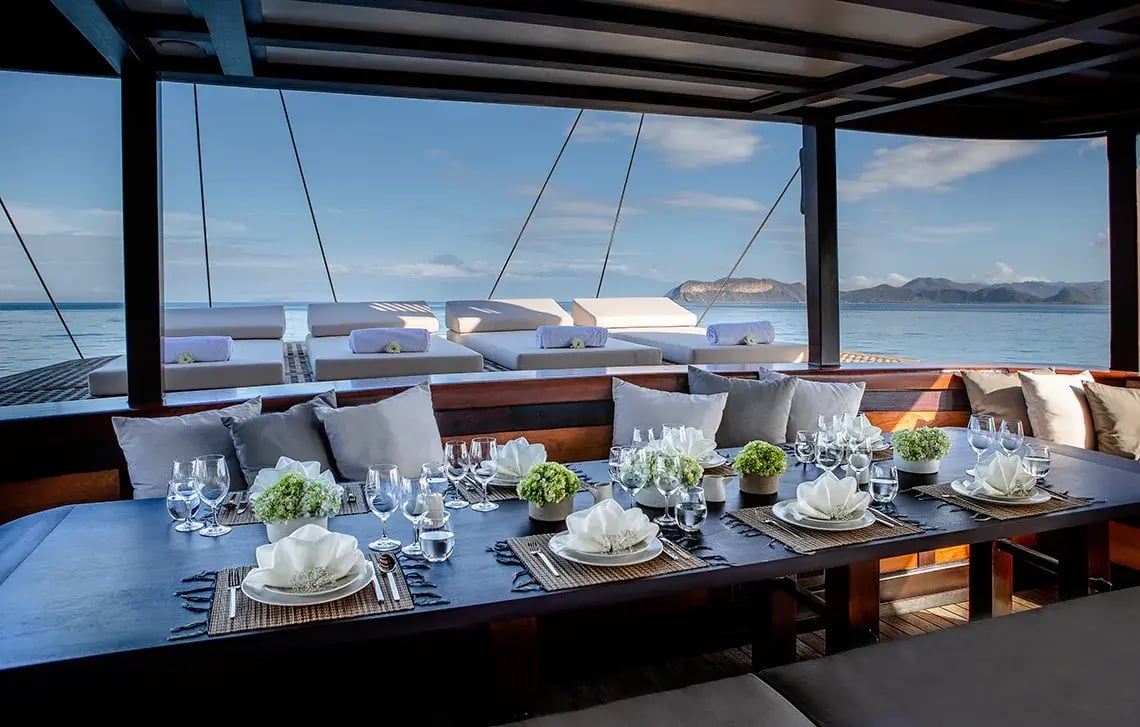 Dunia Baru Lunch Table der Yacht 