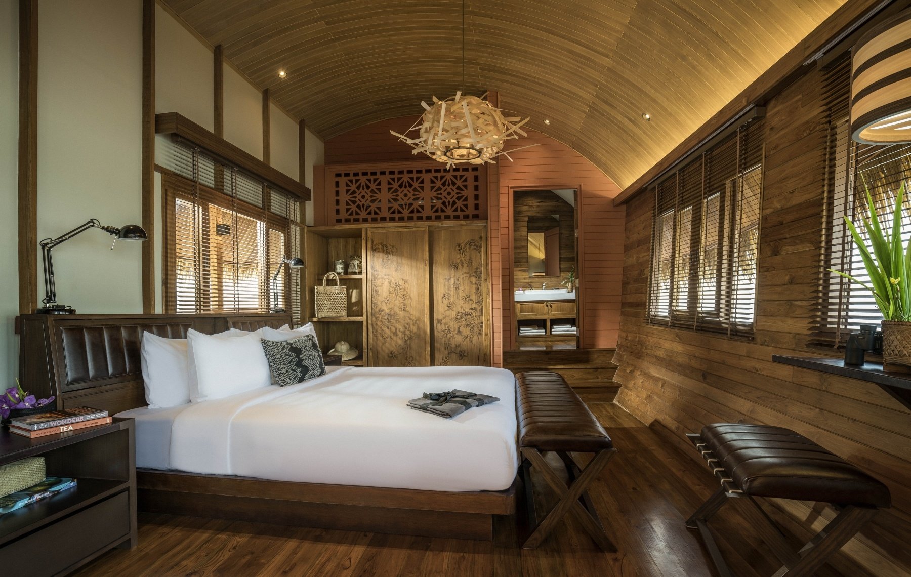 Gypsy Mekong Master Bedroom mit Doppelbett