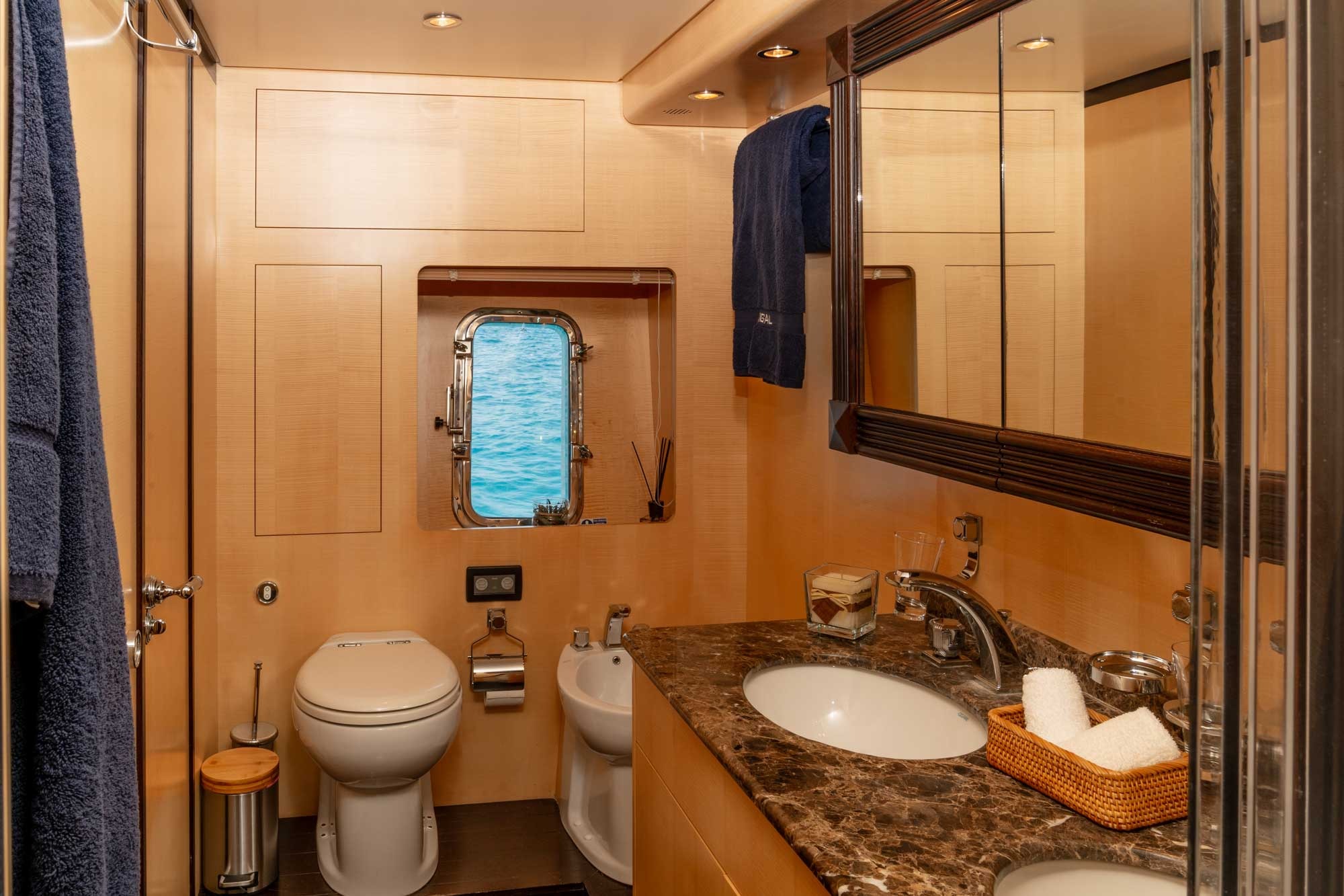 yachting-costa-smeralda-familienluxusreisen-thefamilyproject-bathroom