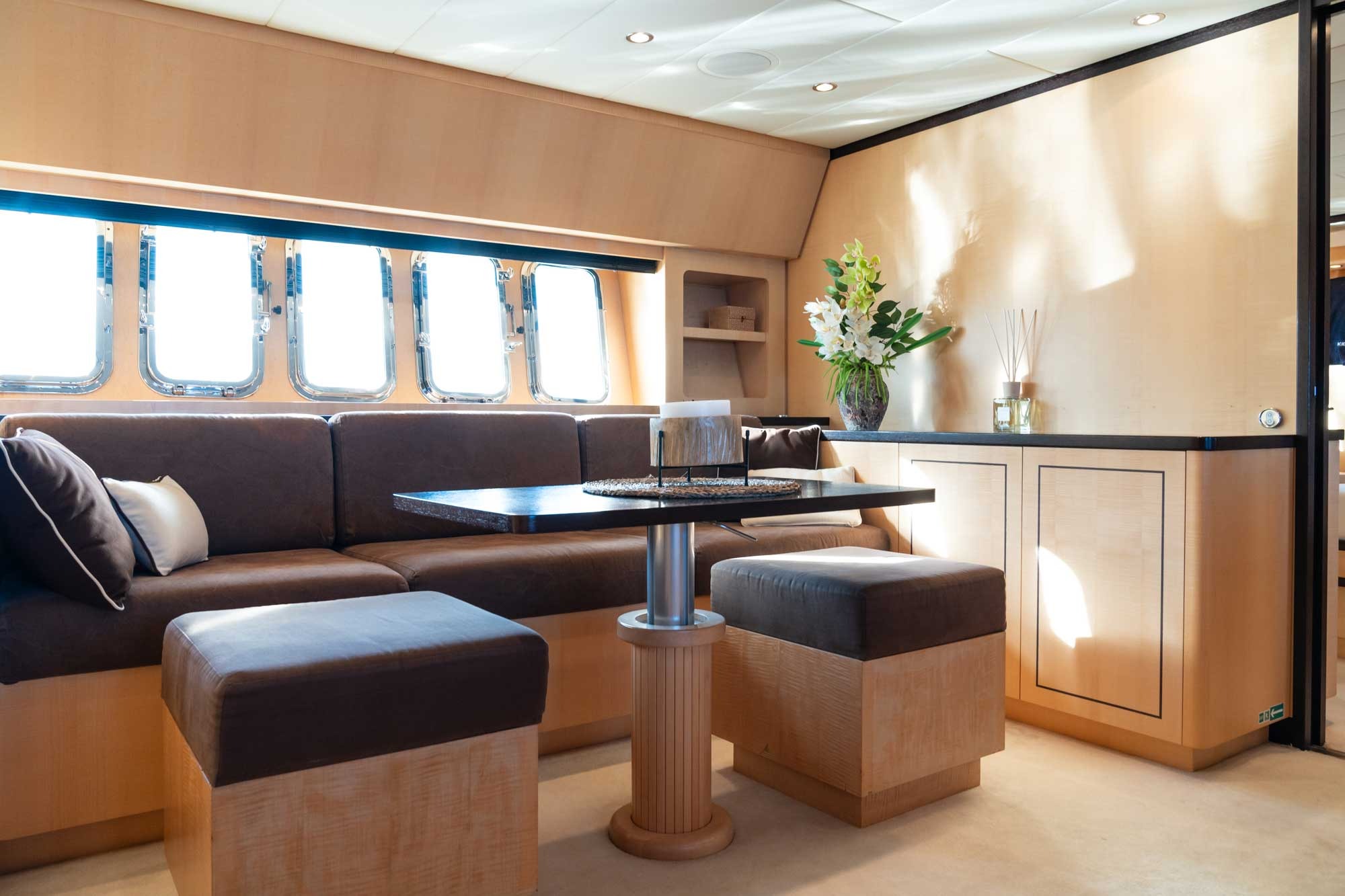 yachting-costa-smeralda-familienluxusreisen-thefamilyproject-lounge