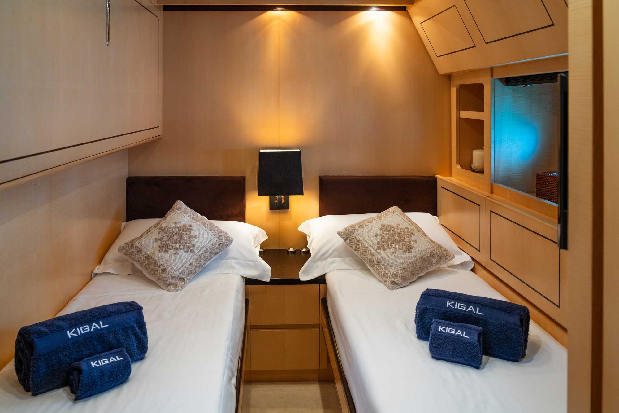 yachting-costa-smeralda-familienluxusreisen-thefamilyproject-twincabin