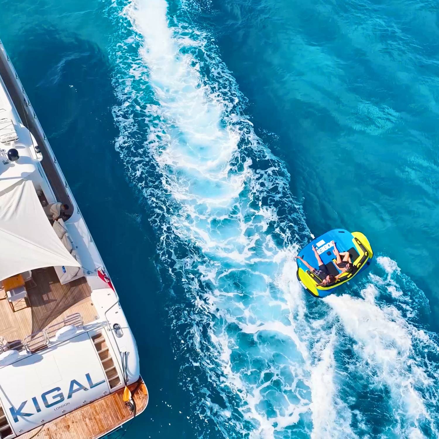 yachting-costa-smeralda-familienluxusreisen-thefamilyproject-waterfun