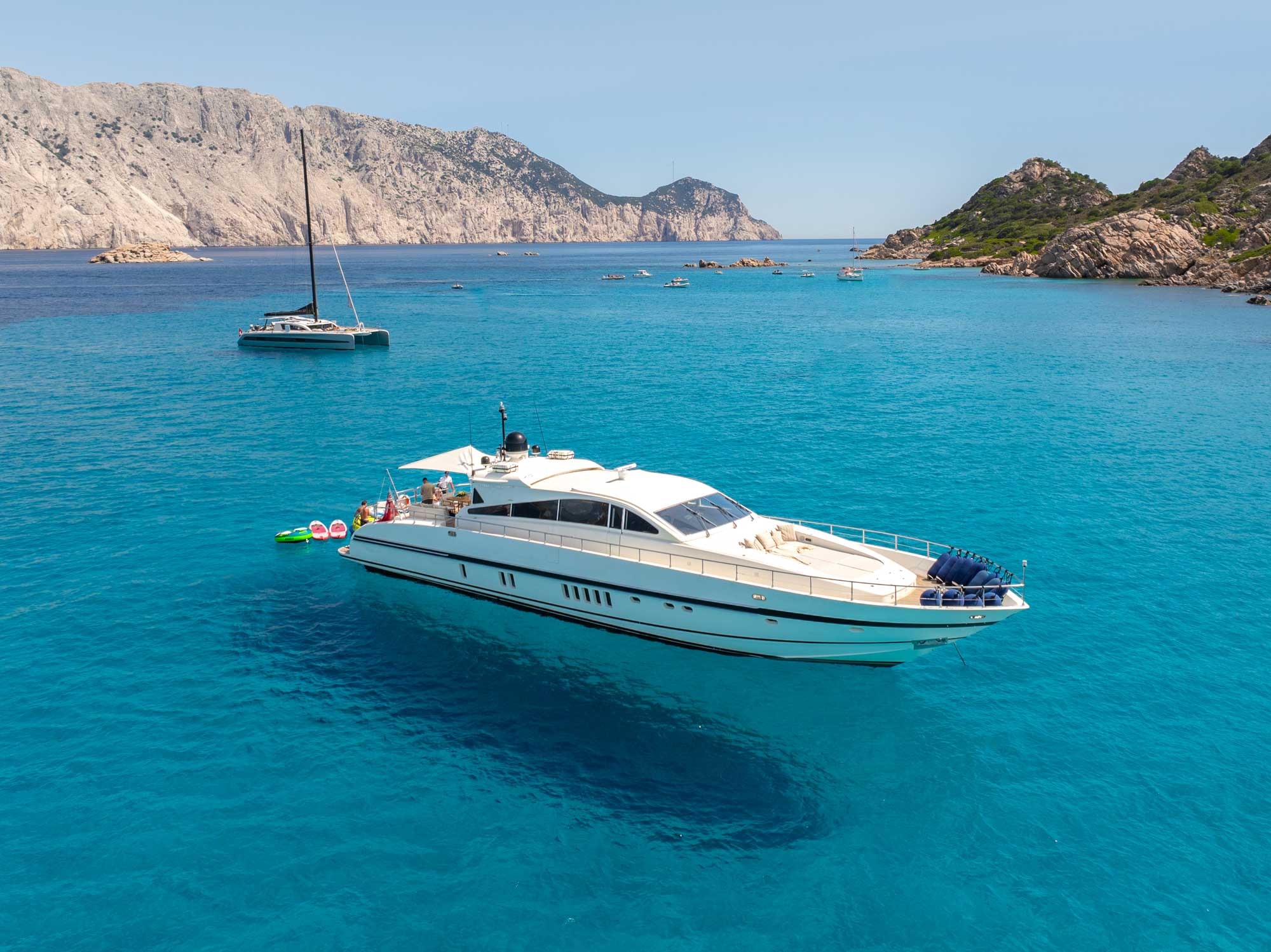 yachting-costa-smeralda-familienluxusreisen-thefamilyproject-yacht