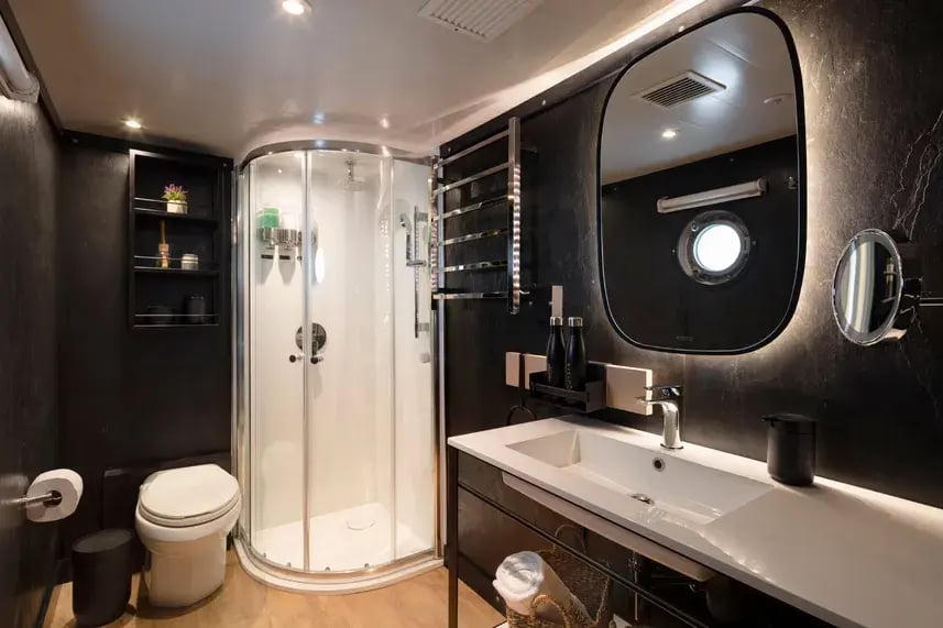 Grace Ecuador Private Yacht Familienluxusreisen TheFamilyProject Badezimmer
