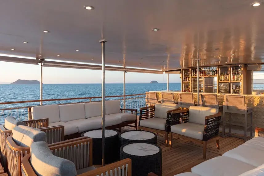 Grace Ecuador Private Yacht Familienluxusreisen TheFamilyProject Bar and Lounge