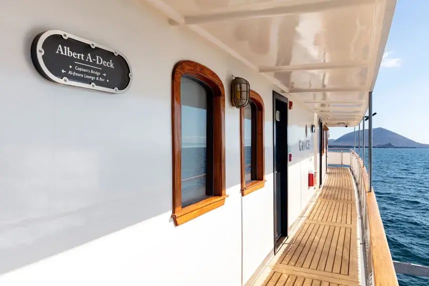Grace Ecuador Private Yacht Familienluxusreisen TheFamilyProject Corridor