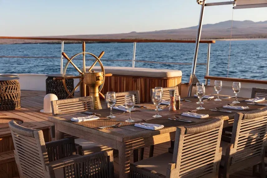 Grace Ecuador Private Yacht Familienluxusreisen TheFamilyProject Dining