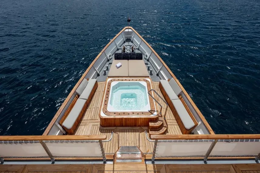 Grace Ecuador Private Yacht Familienluxusreisen TheFamilyProject Hot Tub
