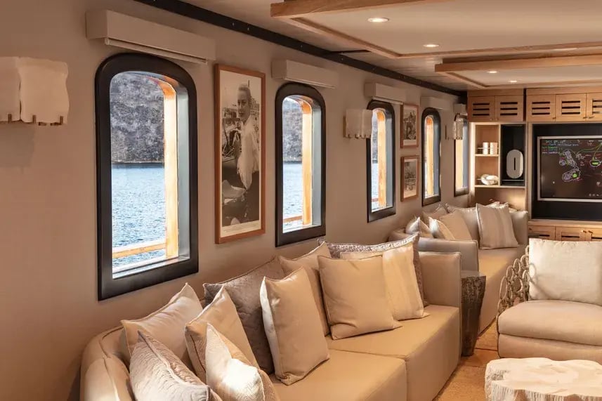 Grace Ecuador Private Yacht Familienluxusreisen TheFamilyProject Indoor Salon