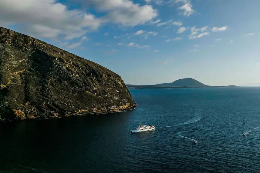 Grace Ecuador Private Yacht Familienluxusreisen TheFamilyProject Klippen