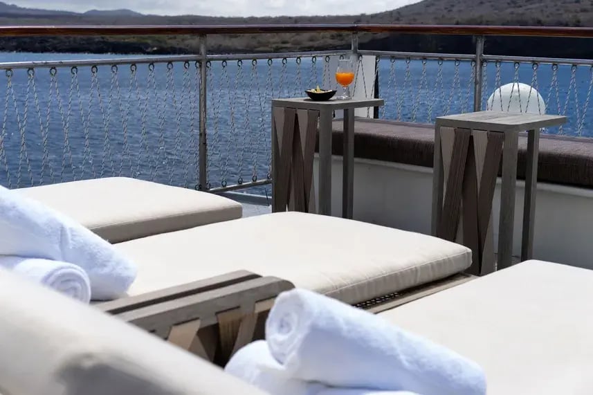 Grace Ecuador Private Yacht Familienluxusreisen TheFamilyProject Liegen