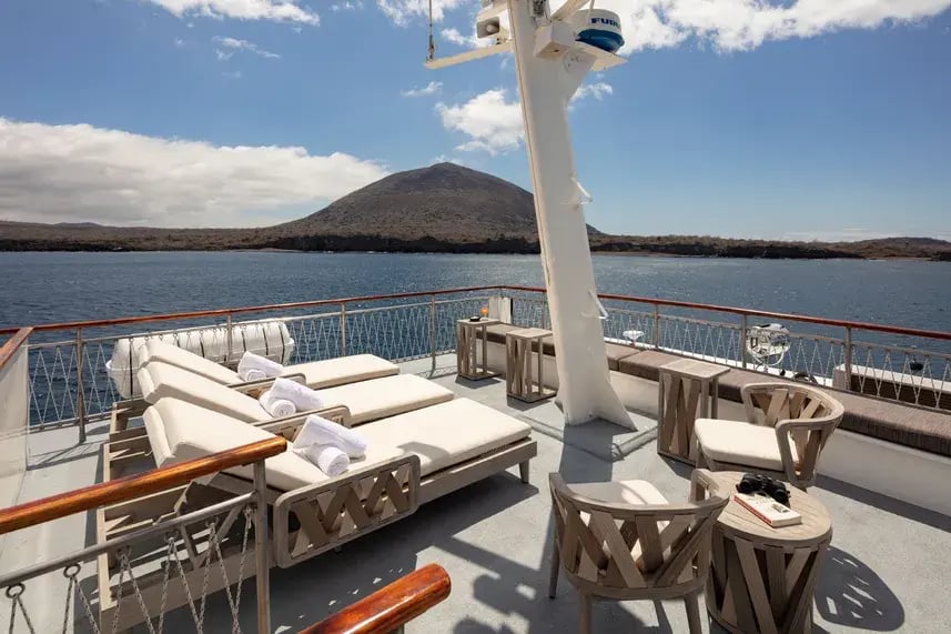 Grace Ecuador Private Yacht Familienluxusreisen TheFamilyProject Sonnenliegen