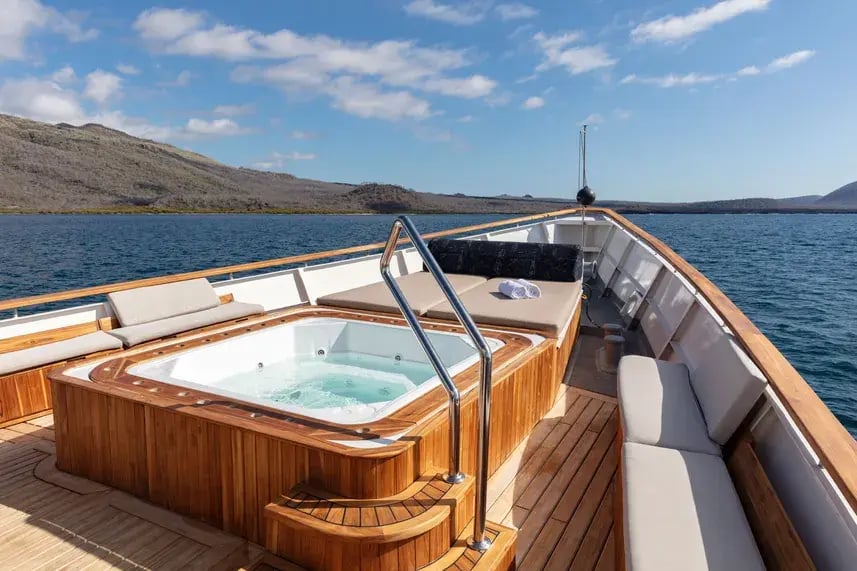 Grace Ecuador Private Yacht Familienluxusreisen TheFamilyProject Sun Deck