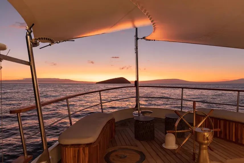 Grace Ecuador Private Yacht Familienluxusreisen TheFamilyProject Sunset Views
