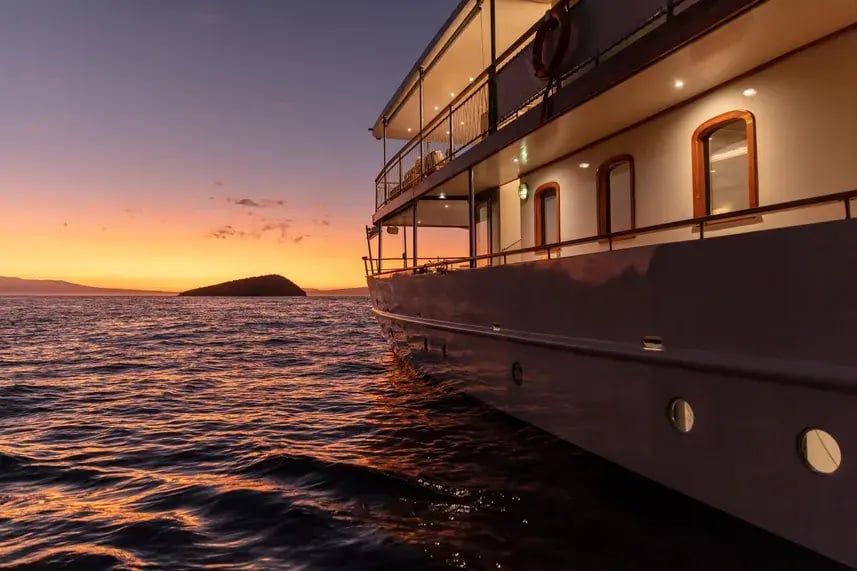 Grace Ecuador Private Yacht Familienluxusreisen TheFamilyProject Sunset