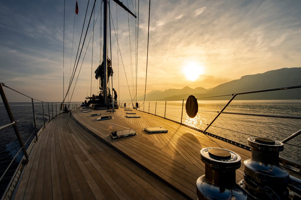 Ocean-Pure-II-Deck-bei-Nacht