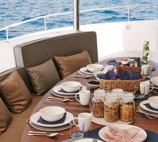 Pelican Frühstück auf der Yacht