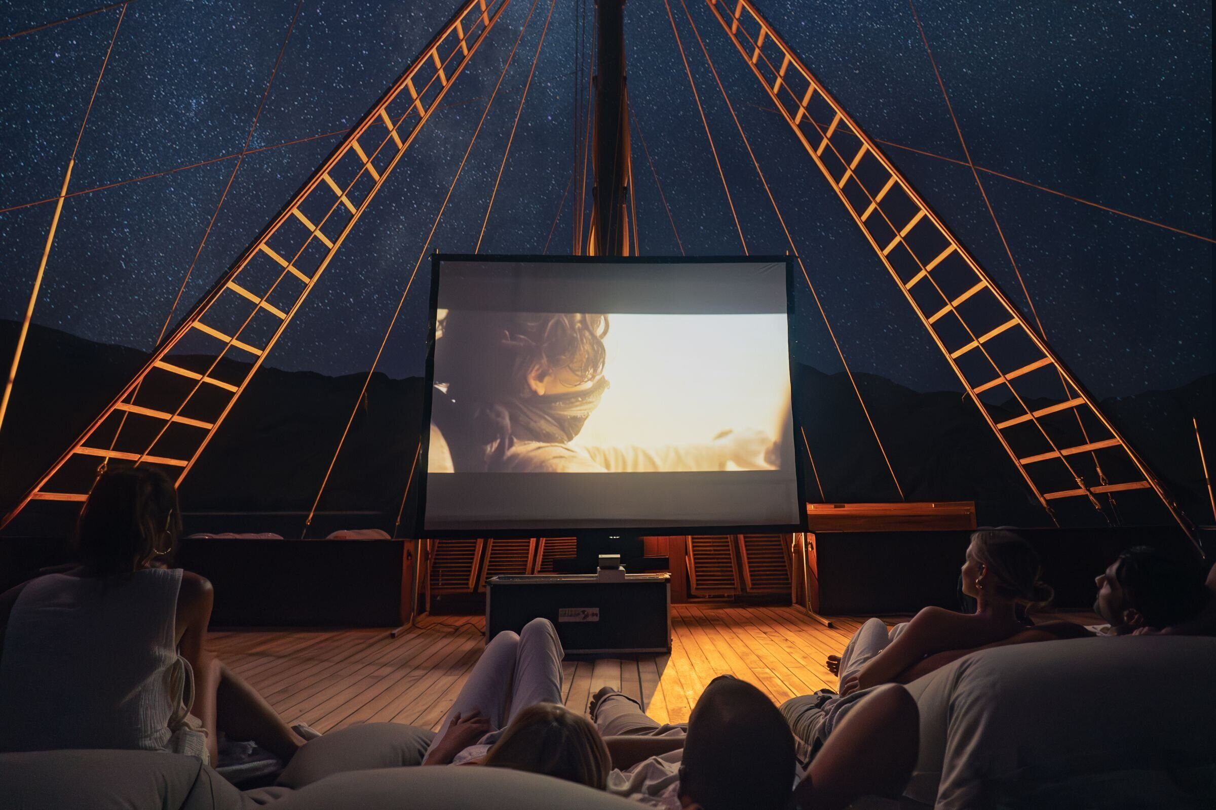 Prana Luxusyacht Familienluxusreisen TheFamilyProject Kino