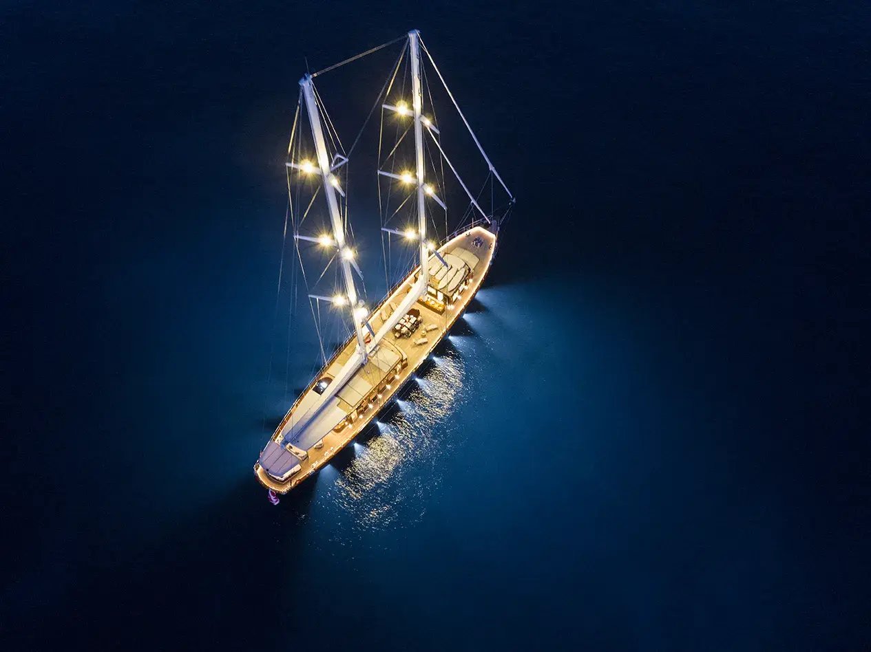Satori private Yacht bei Nacht 