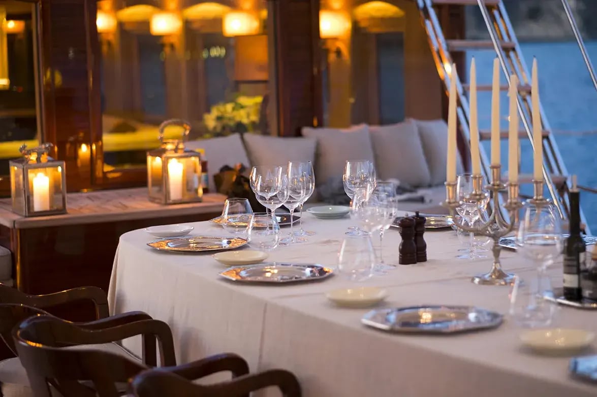 Satori gedeckter Esstisch zum Dinner