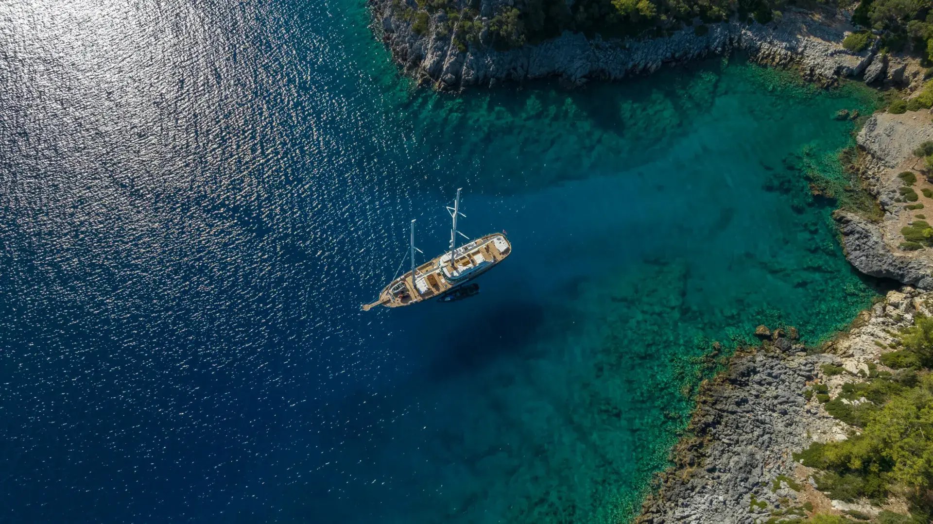 Sequoia Yacht an der Küste von oben 