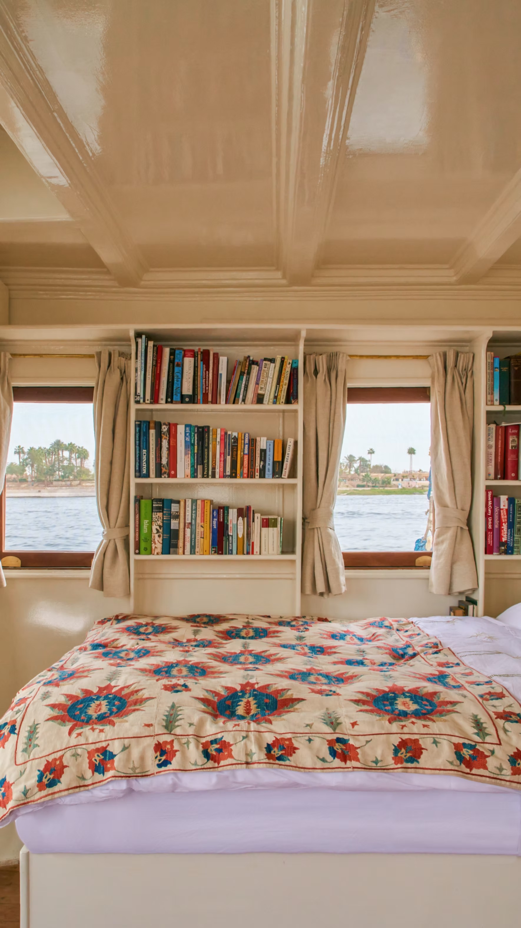 set-nefru-aegypten-familienluxusreisen-thefamilyproject-schlafzimmer-buecherregal