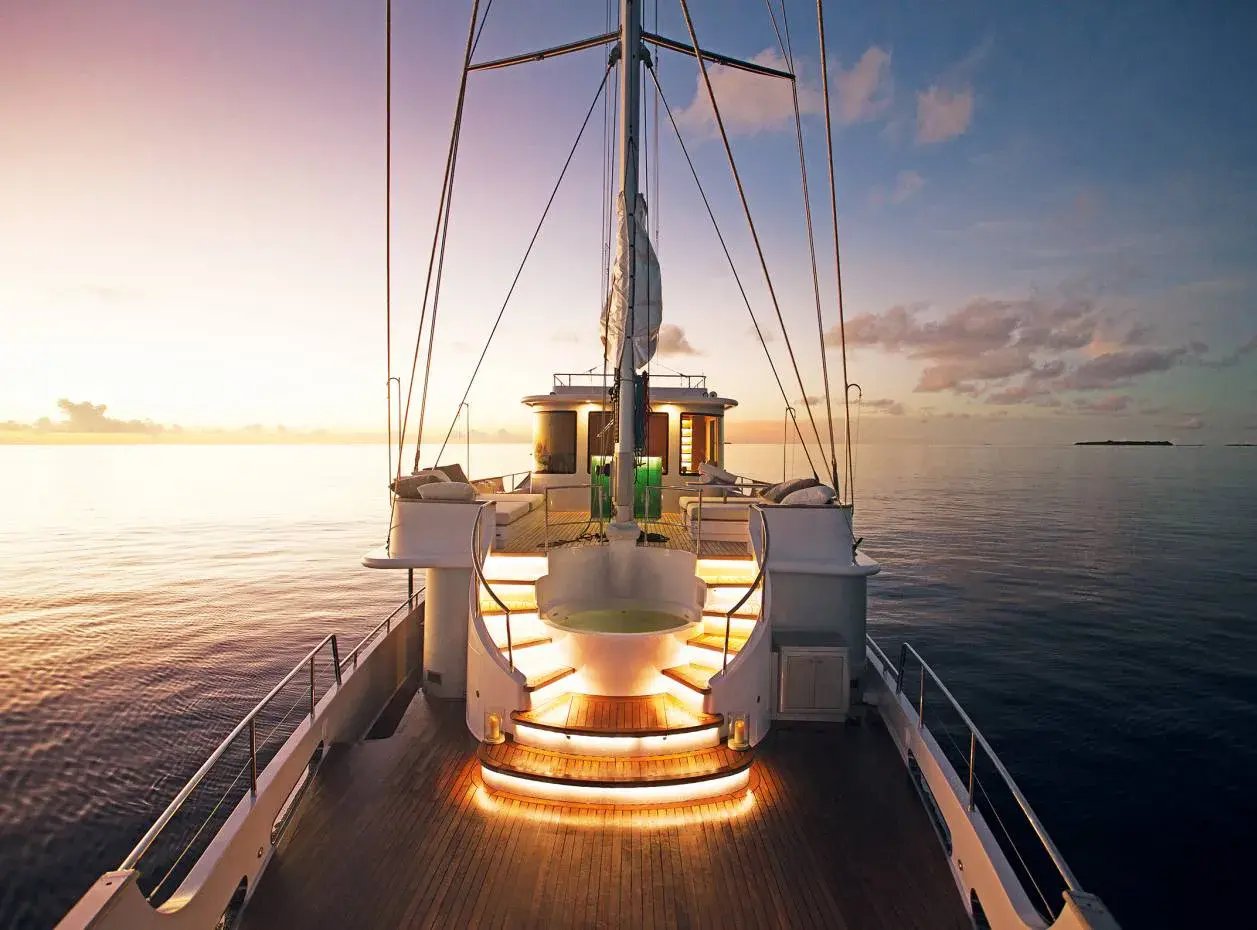 Soneva in Aqua Yacht bei Sonnenuntergang