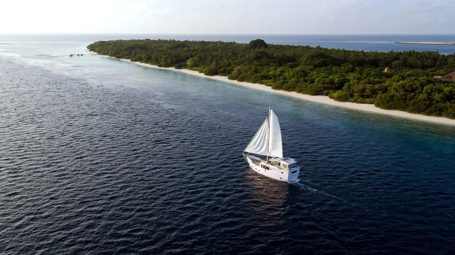 Soneva in Aqua Yacht an der Küste