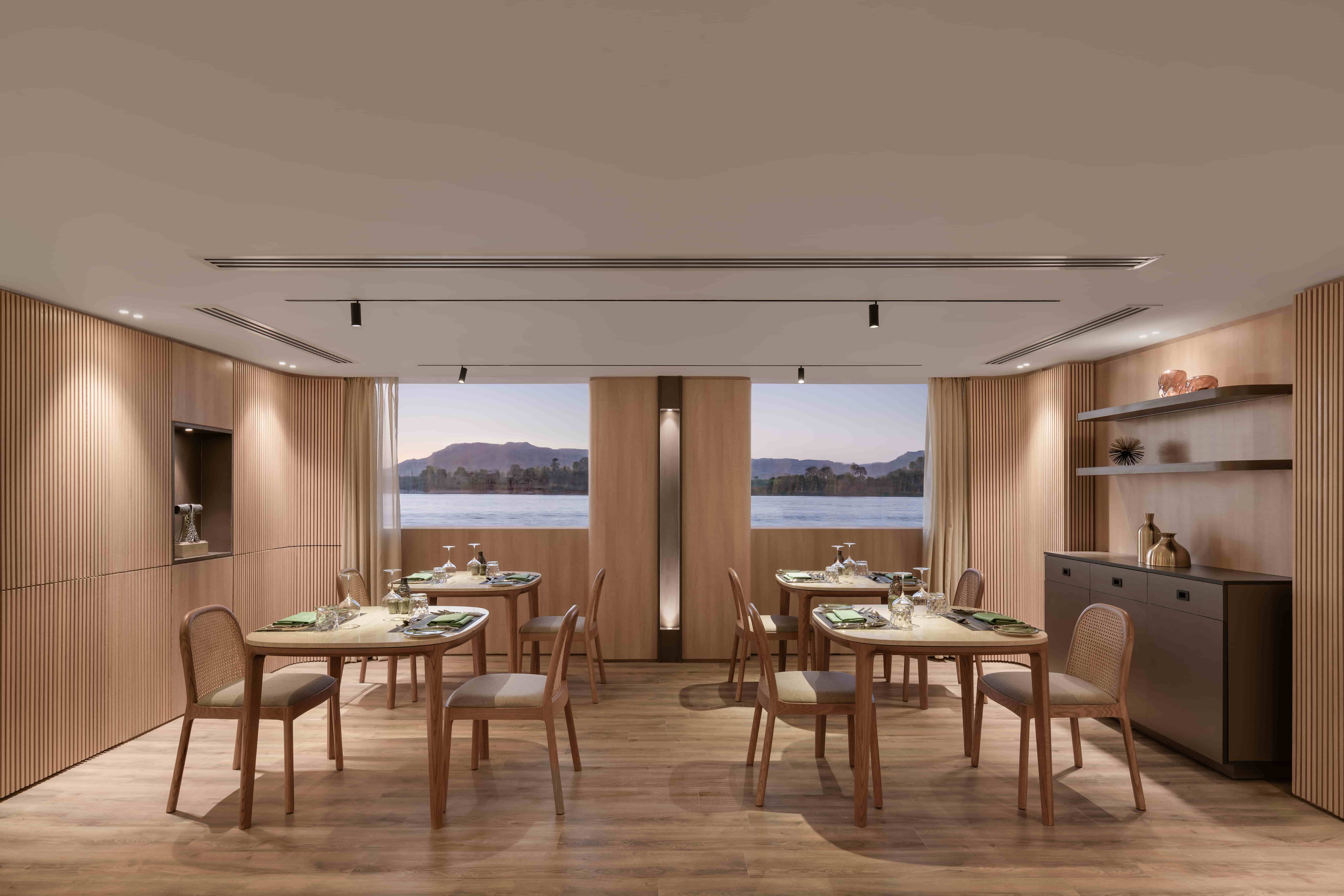 storia-the-dahabeya-aegypten-familienluxusreisen-thefamilyproject-speiseraum-ueberblick