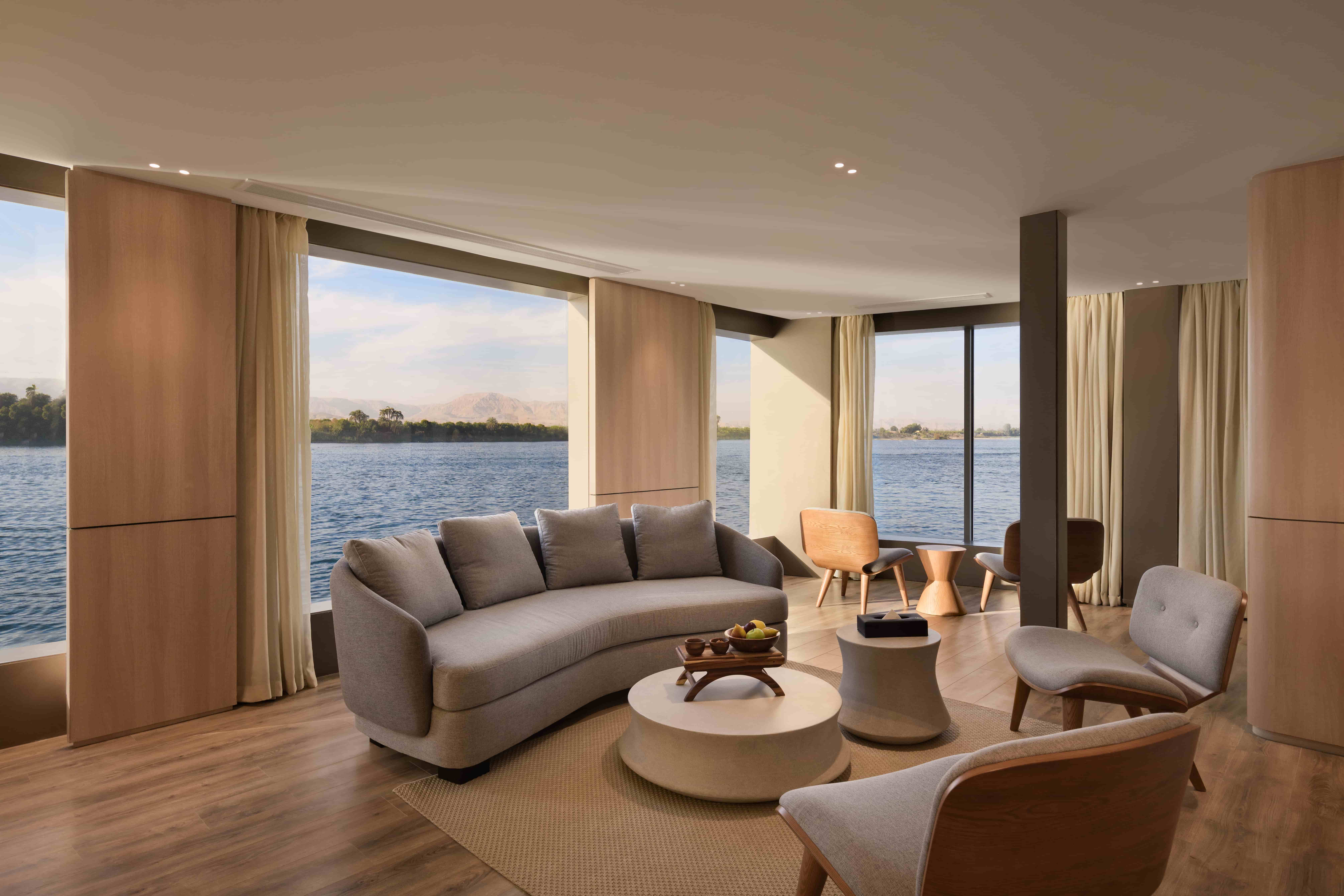 storia-the-dahabeya-aegypten-familienluxusreisen-thefamilyproject-suite-wohnzimmer